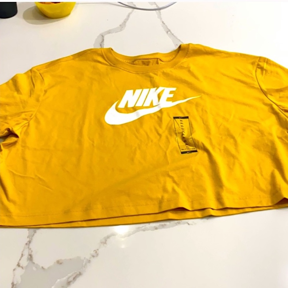 NWT Nike Crop